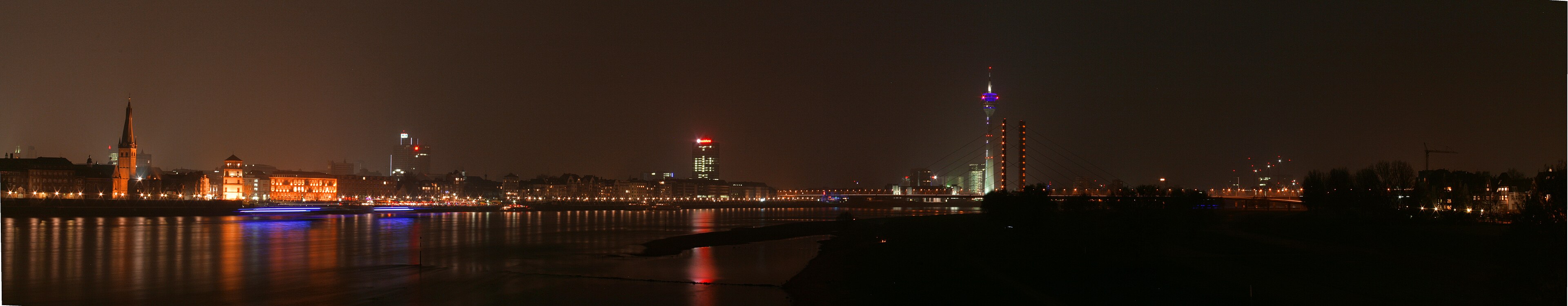 Düsseldorfer Rheinpanorama mit Rheinturm, Altstadt und Rhein-Knie-Brücke